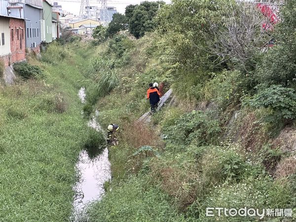 ▲彰化身障阿伯晨運尿急摔落大排水溝。（圖／記者唐詠絮翻攝）