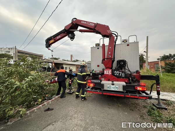 ▲彰化身障阿伯晨運尿急摔落大排水溝。（圖／記者唐詠絮翻攝）