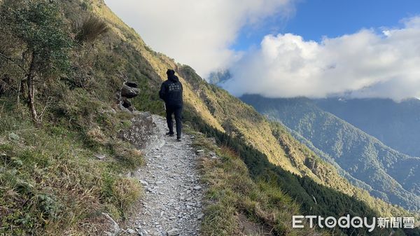 ▲▼玉山浪犬以人力扛下山，創下嘉畜所最高海拔防疫記錄。（圖／記者翁伊森翻攝）