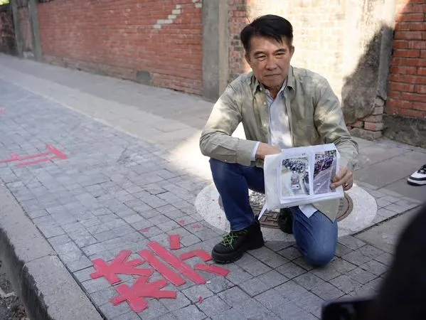 ▲李世斌到屏東女中圍牆邊人行道了解             。（圖／取自李世斌臉書）