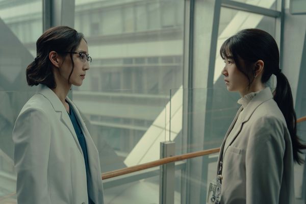 ▲《The Outlaw Doctor 化外之醫》張鈞甯、連炳發對戲受到觀眾好評。（圖／公視、中華電信、瀚草文創提供）