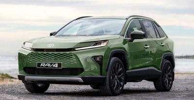 「大改款TOYOTA RAV4」2025年重量級新車！外觀內裝大翻新加上新油電