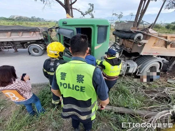 ▲▼屏東聯結車自撞，駕駛下車察看忘拉手煞車，遭捲入輪下死亡。（圖／記者陳崑福翻攝）