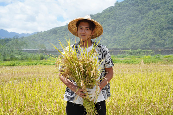 ▲▼阿布重拾外景主持棒。（圖／《野！孩子起步走》提供）