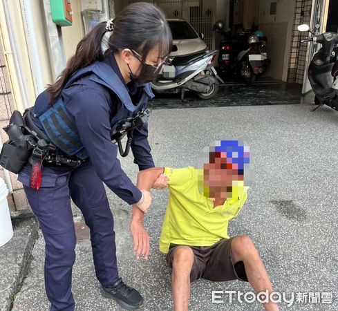 ▲屏東警分局員警陪林男返家             。（圖／記者陳崑福翻攝）