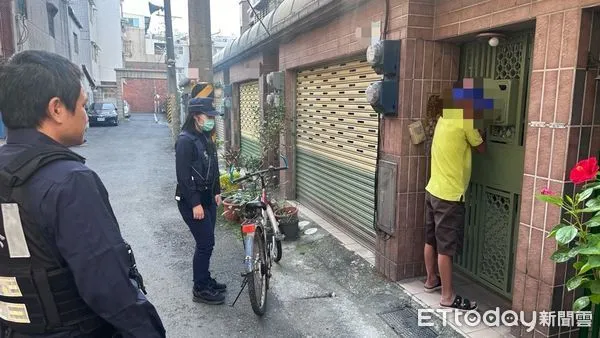 ▲屏東警分局員警陪林男返家             。（圖／記者陳崑福翻攝）