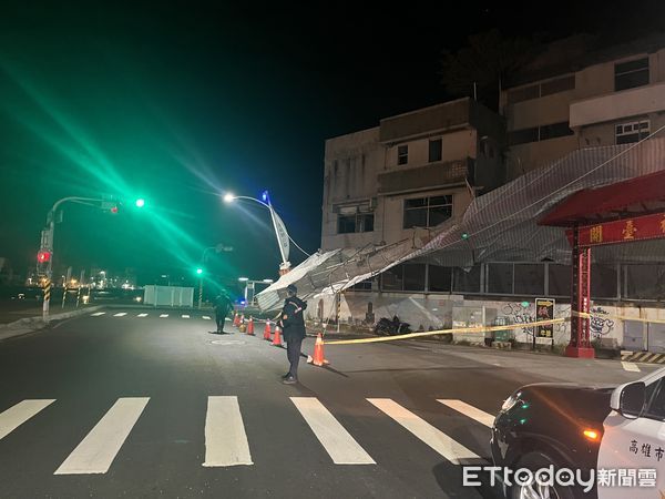 ▲▼高雄海關舊宿舍「整排鷹架倒塌」！驚險畫面曝　警趕赴警戒。（圖／記者賴文萱翻攝）