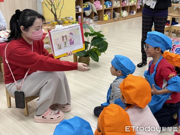 ▲台電雲林區處長龔良智與中華民國樂活產業發展協會教育總監韋明淑、台電教保中心主任簡雅蘭帶著24位幼兒，跟著雲林家扶媽媽一起搓湯圓、吃湯圓。（圖／記者王悉宇翻攝）