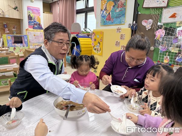 ▲台電雲林區處長龔良智與中華民國樂活產業發展協會教育總監韋明淑、台電教保中心主任簡雅蘭帶著24位幼兒，跟著雲林家扶媽媽一起搓湯圓、吃湯圓。（圖／記者王悉宇翻攝）