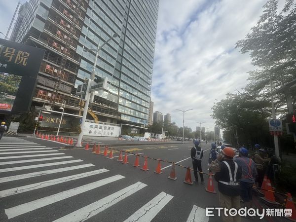 ▲▼ 快訊／高雄美術館豪宅建案工地路面塌陷　下陷面積達7坪緊急管制  。（圖／記者吳奕靖翻攝）