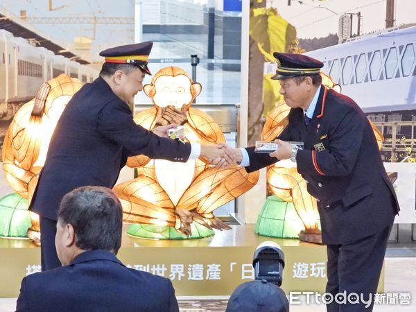 ▲▼台日鐵道在南港車站展覽，以台鐵「EMU3000型新城際列車」及東武鐵道「SPACIA X 新型特急列車」為主視覺。（圖／台鐵公司提供）