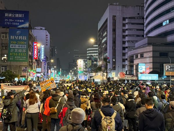 ▲▼民間團體今（18）晚發起遊行，抗議國民黨封門修法。（圖／經民連提供）