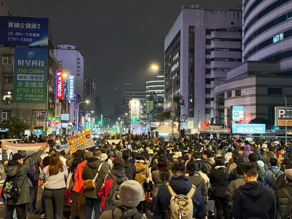 ▲▼民間團體今（18）晚發起遊行，抗議國民黨封門修法。（圖／經民連提供）