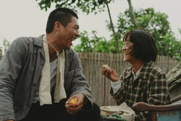 ▲《大濛》方郁婷（右）和柯煒林（左）展開一段深厚情誼。（圖／華文創提供）