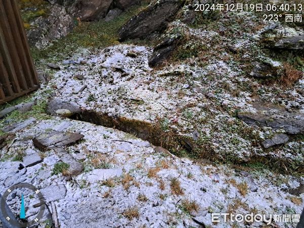 ▲▼合歡山松雪樓降下冰霰。（圖／民眾提供）