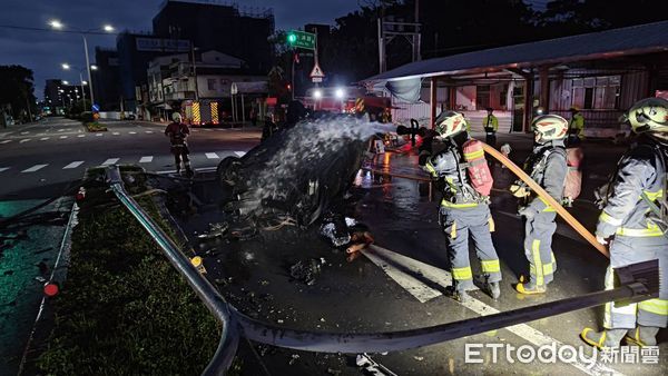 ▲▼             新北市三芝區淡金路芝蘭公園前自撞火燒車。（圖／記者陳以昇翻攝，下同）