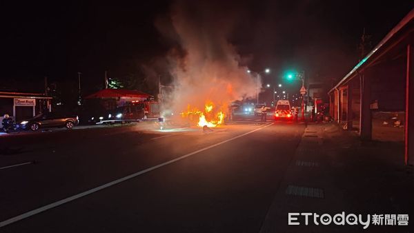 ▲▼             新北市三芝區淡金路芝蘭公園前自撞火燒車。（圖／記者陳以昇翻攝，下同）