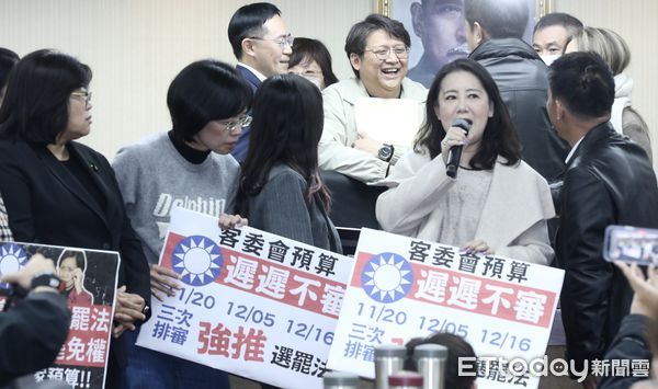 ▲▼ 內政委員會 民進黨再度抗議 徐欣瑩請黃建賓代理主持會議 引發民進黨抗議 。（圖／記者屠惠剛攝）