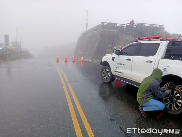 ▲台14甲線水晶宮路段下雪及路面結冰。（圖／記者高堂堯翻攝）