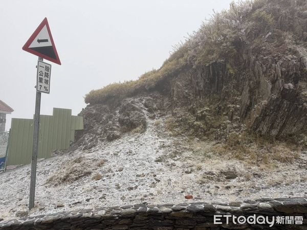 ▲台14甲線水晶宮路段下雪及路面結冰。（圖／記者高堂堯翻攝）