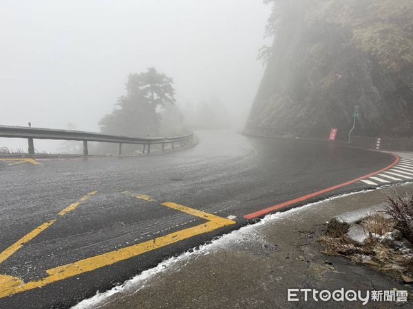 ▲台14甲線水晶宮路段下雪及路面結冰。（圖／記者高堂堯翻攝）