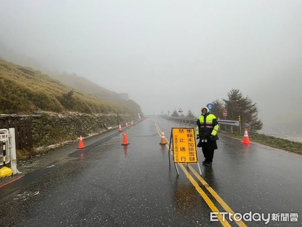 ▲台14甲線水晶宮路段下雪及路面結冰。（圖／記者高堂堯翻攝）