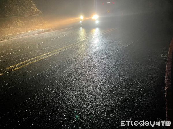 ▲▼合歡山區武嶺至松雪樓路段因結霜融解路面易打滑，通行車輛須加掛雪鏈行駛。（圖／公路局提供，下同）