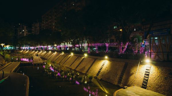 ▲新莊「中港大排」、鴨母港溝河廊耶誕燈飾20日點燈。（圖／新北市水利局提供）