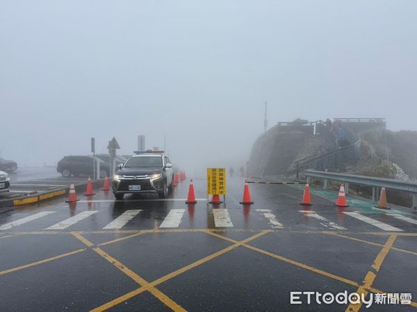 ▲隨著寒流來襲，合歡山成為許多人追雪、觀賞日出及拍攝星空的理想地點，人潮塞爆山區。(圖 ／太管處提供，下同)