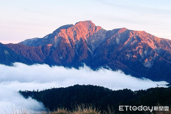 ▲隨著寒流來襲，合歡山成為許多人追雪、觀賞日出及拍攝星空的理想地點，人潮塞爆山區。(圖 ／太管處提供，下同)