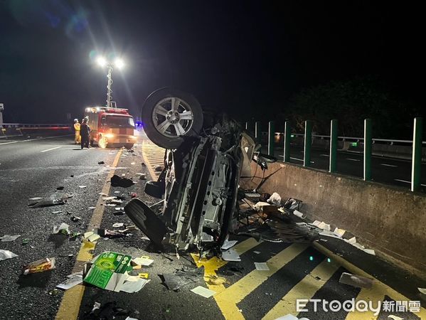 ▲國道6號草屯路段18日晚間發生5車連環追撞、翻覆事故，肇事小客車撞成廢鐵、側翻於路面。（圖／記者高堂堯翻攝，下同）