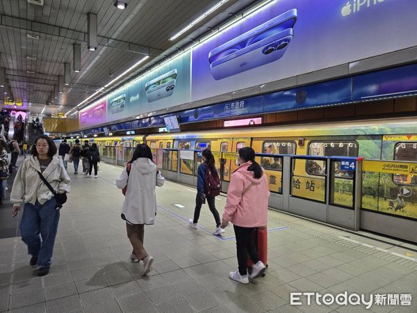 ▲▼「一瞬花蓮」捷運列車設計，融合花蓮山海美景及SUP立槳、獨木舟等旅遊體驗。（圖／花蓮縣政府提供，下同）