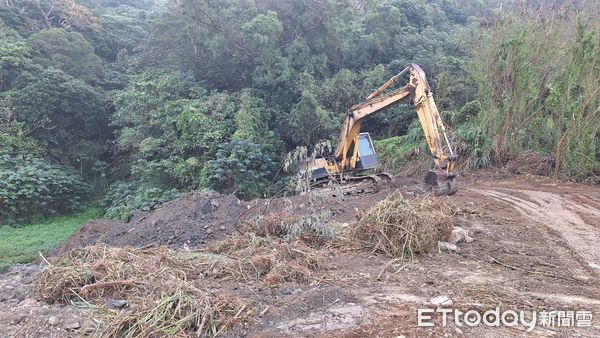 ▲苗栗縣西湖鄉偏僻山谷遭非法傾倒廢棄物，警方查獲2名砂石車駕駛，檢方向法院聲請羈押獲准。（圖／記者楊永盛翻攝）