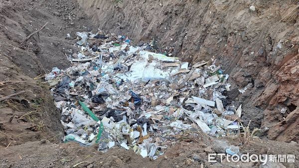 ▲苗栗縣西湖鄉偏僻山谷遭非法傾倒廢棄物，警方查獲2名砂石車駕駛，檢方向法院聲請羈押獲准。（圖／記者楊永盛翻攝）