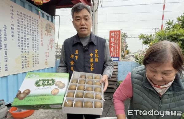 ▲冬至前夕，林內鄉福德宮今日舉辦「四神粉搓湯圓」，「羅漢果煮湯圓」活動，特邀製湯圓的老師傅陳尊智現場教導高中生製作，也將煮熟的湯圓分贈給拜拜的鄉親信眾。（圖／記者王悉宇翻攝）