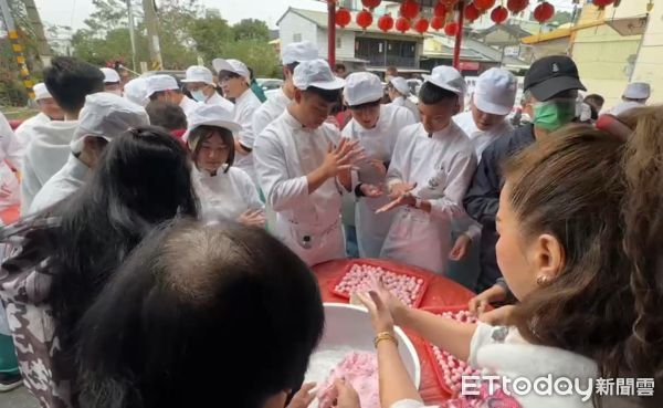 ▲冬至前夕，林內鄉福德宮今日舉辦「四神粉搓湯圓」，「羅漢果煮湯圓」活動，特邀製湯圓的老師傅陳尊智現場教導高中生製作，也將煮熟的湯圓分贈給拜拜的鄉親信眾。（圖／記者王悉宇翻攝）