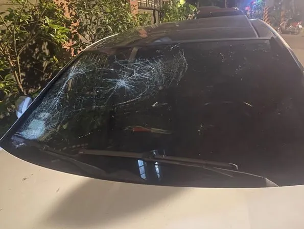 ▲▼中和區白色賓士車遭喝醉男子砸碎前擋玻璃             。（圖／翻攝當事人Threads）