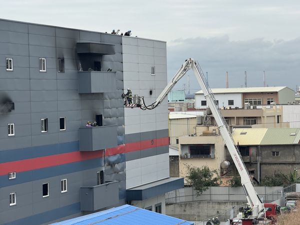 ▲▼            台中全聯倉儲大火。（圖／翻攝自記者爆料網）