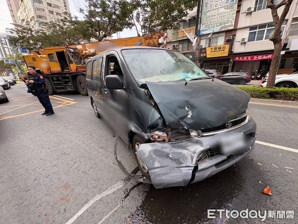 ▲▼高雄「4車連環撞」慘況曝！廂型車煞不住車頭毀！釀1人送醫。（圖／記者賴文萱翻攝）