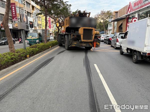 ▲▼高雄「4車連環撞」慘況曝！廂型車煞不住車頭毀！釀1人送醫。（圖／記者賴文萱翻攝）