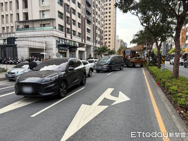 ▲▼高雄「4車連環撞」慘況曝！廂型車煞不住車頭毀！釀1人送醫。（圖／記者賴文萱翻攝）