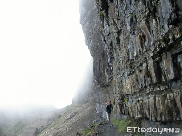 ▲雪霸國家公園高山陸續降下冰霰，雪霸處呼籲登山要注意保暖和安全措施。（圖／雪霸國家公園管理處提供）