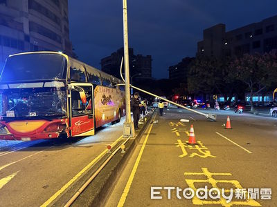 高中校車自撞分隔島！路燈傾倒「插爆車窗」　2學生牙齒斷裂送醫