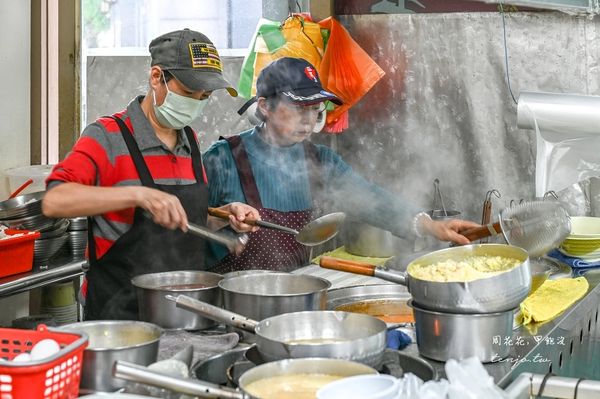 ▲早上5點開賣！中壢這家米干湯濃料滿。（圖／周花花提供）