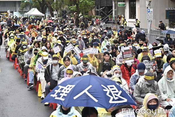 ▲立法院今(20)日審查《選罷法》、《憲法訴訟法》與《財政收支劃分法》三大爭議法案，台灣公民陣線號召青鳥公民群眾於立法院外濟南路集結，要求退回三大惡法。（圖／記者李毓康攝）