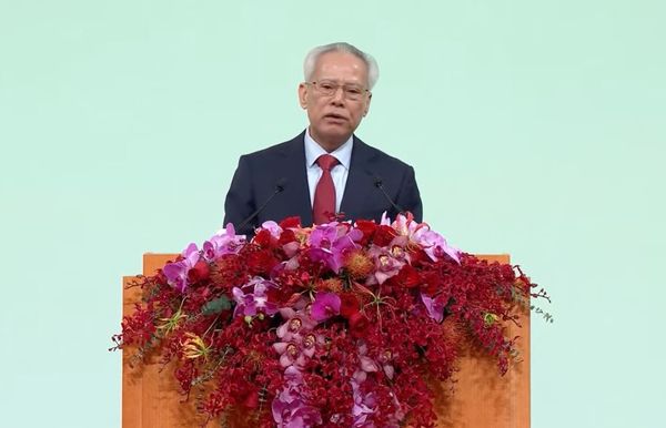 ▲▼ 澳門回歸25週年大會暨澳門特別行政區第六屆政府就職典禮今（20)日上午舉行，澳門第六任特首岑浩輝帶領主要官員上台宣誓，由大陸國家主席習近平親自監誓。            。（圖／翻攝 央視）