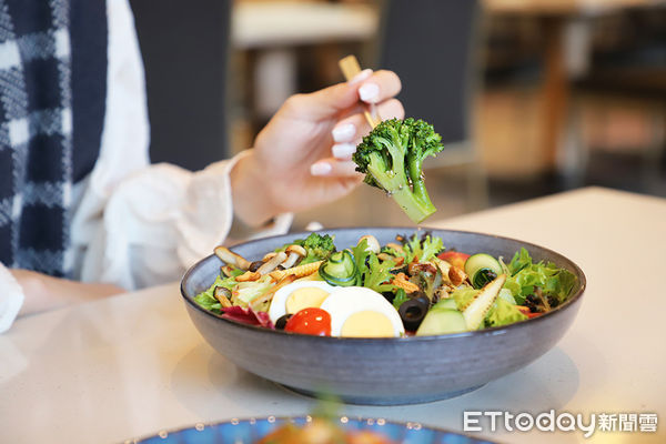 ▲和逸飯店•台南西門館攜手台灣高鐵，推出「永續美好 慢遊台灣」高鐵聯票住房專案，旅客自備環保杯免費贈送迎賓特調，指定環保節日入住，加贈蔬食下午茶套餐。（圖 / 和逸飯店•台南西門館提供，下同）