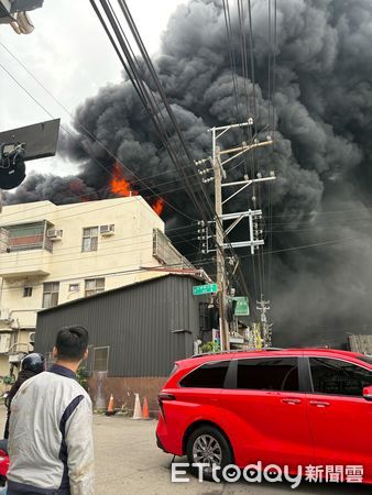 ▲▼       火警發生當下，周圍鄰居拍下第一現場      。（圖／民眾提供）