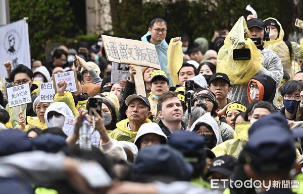 ▲▼ 立法院今(20)日審查《選罷法》、《憲法訴訟法》與《財政收支劃分法》三大爭議法案，群眾於立法院外濟南路集結，要求退回三大惡法，稍早部分群眾開始推倒護欄，意圖衝進院內 。（圖／記者李毓康攝）