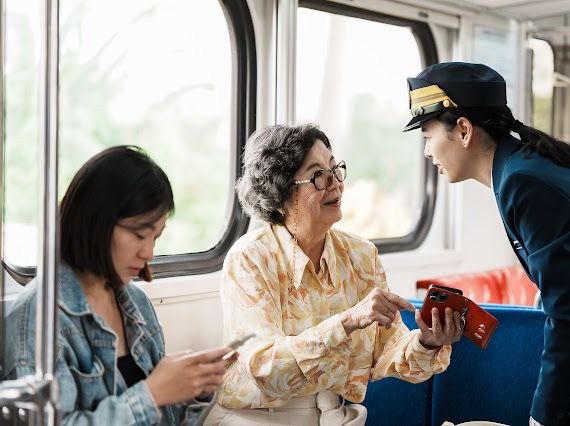 ▲▼藝人王滿嬌擔綱主演「微笑南灣鐵道旅遊影片」。（圖／觀光署提供）